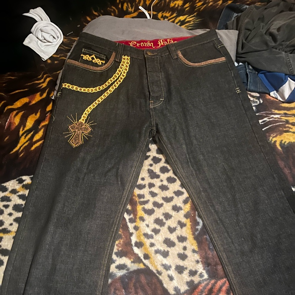 Crown holder pants , design on the back & front